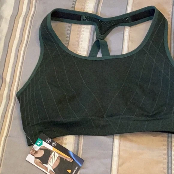 Sold elsewhere Seamless sport bra green color brand new size XL (16-18) - Picture 1 of 9